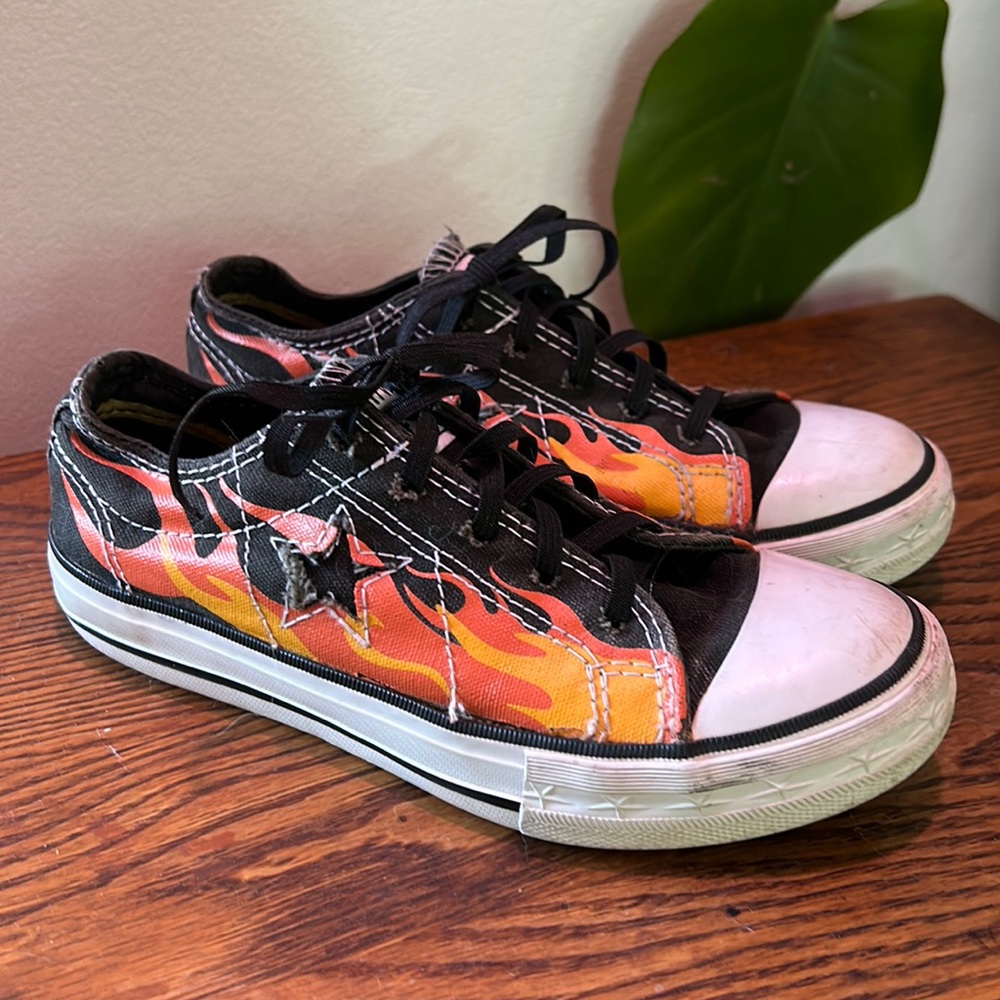 🔥🖤 Kids Converse runner with flames and replaced elastic laces